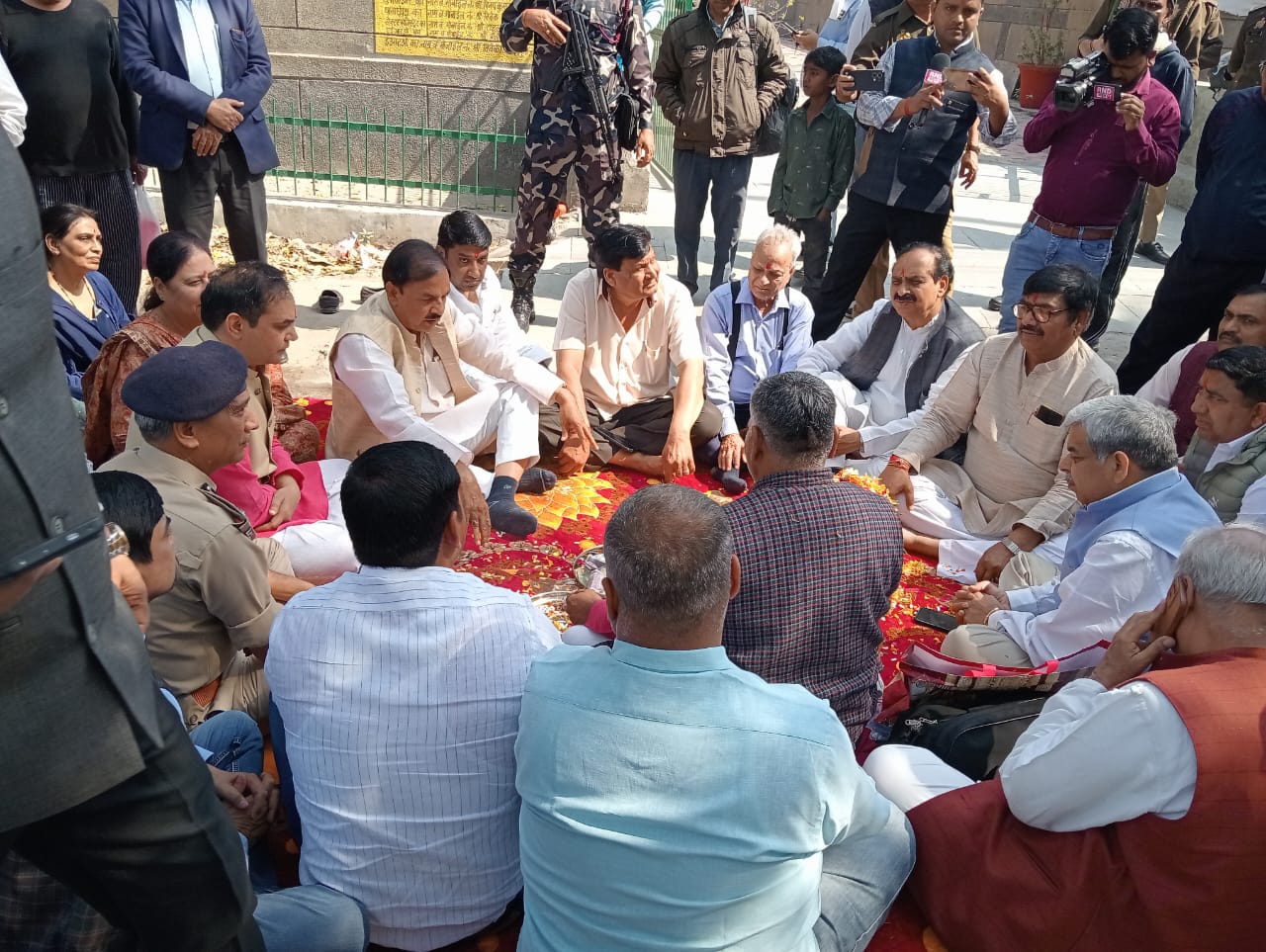 नोएडा में  फोनरवा कार्यालय से प्रयागराज के संगम का पवित्र गंगा जल वितरण, सांसद डॉ महेश शर्मा भी रहे मौजूद