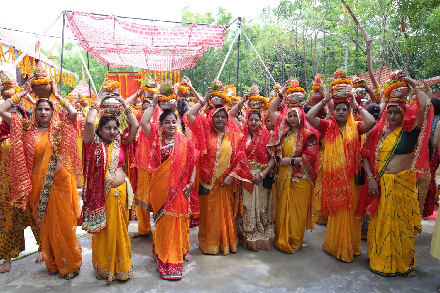 नोएडा:  सेक्टर 117 स्थित सनातन धर्म मंदिर का जीर्णोद्धार, निकली कलश यात्रा
