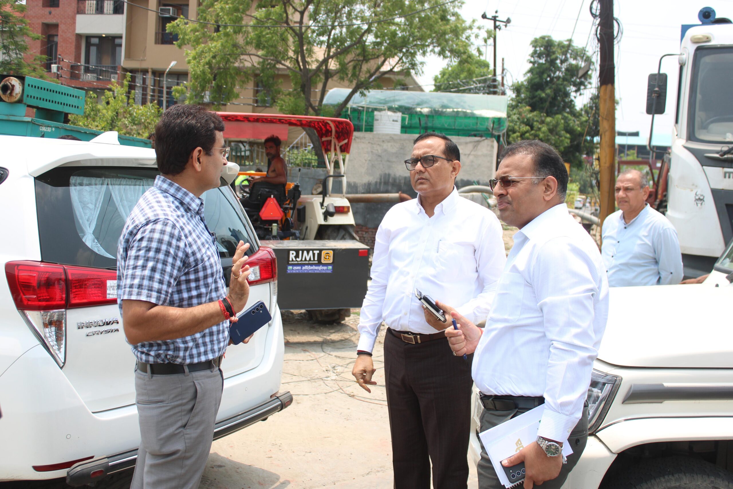 नोएडा प्राधिकरण के एसीईओ ने जन स्वास्थ्य व गौशाला की स्थिति सुधारने को दिए कड़े निर्देश