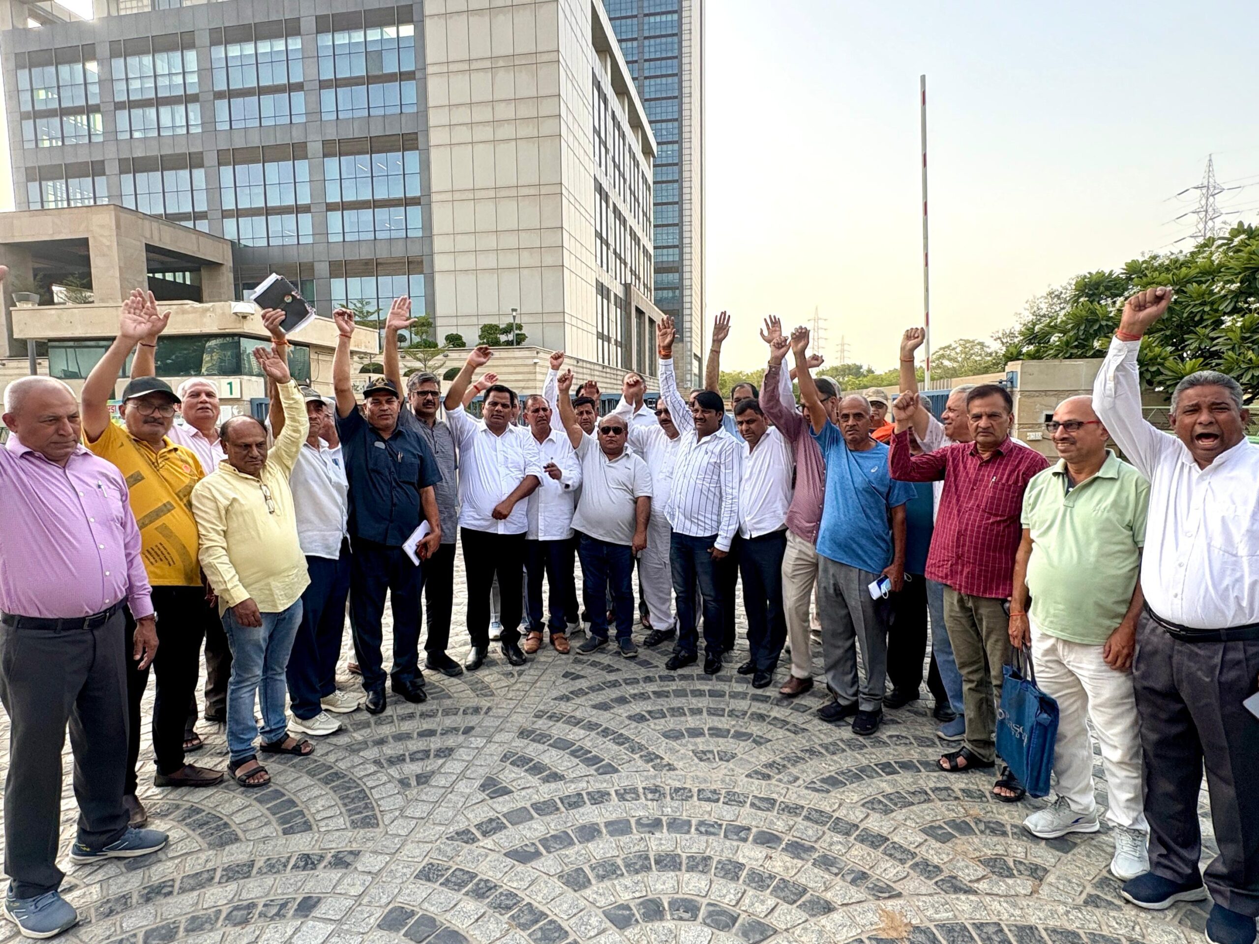 ग्रेटर नोएडा में डोर टू डोर गार्बेज कलेक्शन चार्ज के विरोध में नागरिकों का हंगामा, मीटिंग से किया बायकॉट