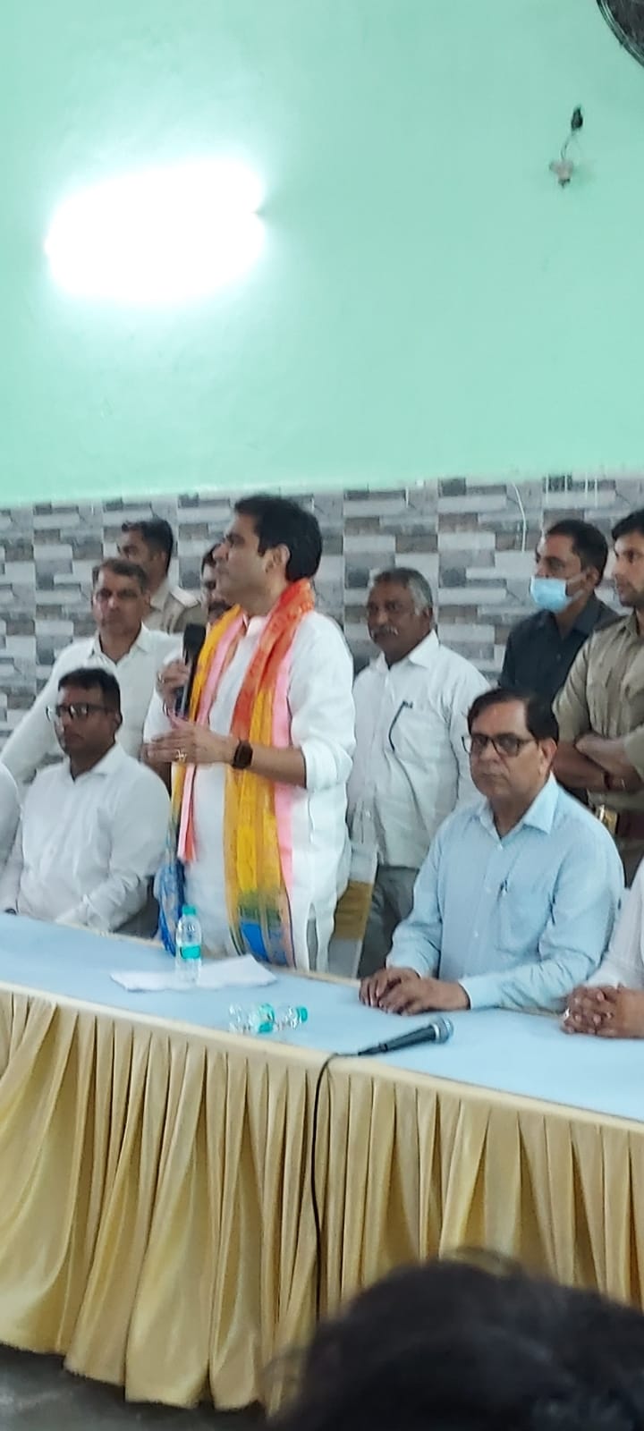 नोएडा: चौड़ा रघुनाथपुर के निवासियों ने विधायक पंकज सिंह को जन संवाद सौंपा ज्ञापन, स्मार्ट गांव बनाने की मांग