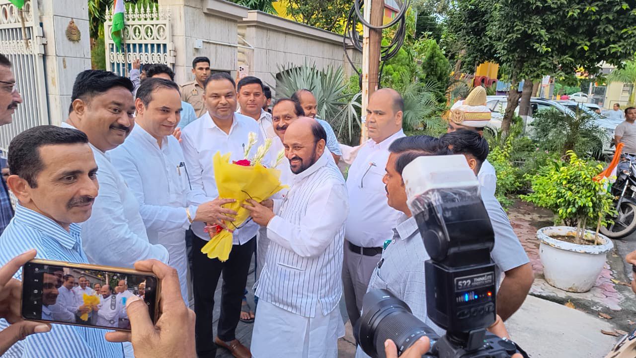 नोएडा: उत्तर प्रदेश के उच्च शिक्षा मंत्री योगेंद्र उपाध्याय का सेक्टर-45 में भव्य स्वागत