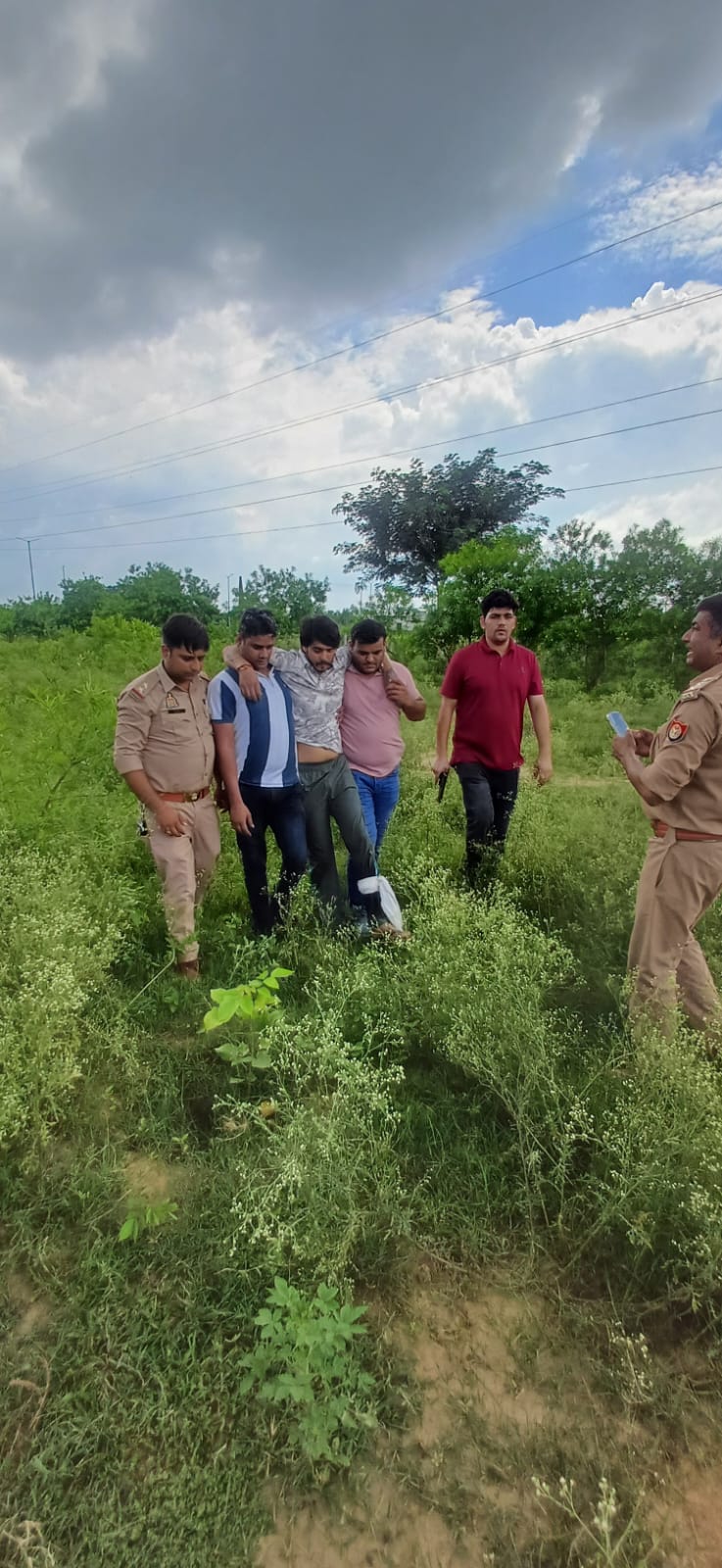 ब्रेकिंग न्यूज़: ग्रेटर नोएडा में दहेज हत्या का आरोपी पति पुलिस एनकाउंटर में घायल, पिस्टल छीनकर भागने की कोशिश