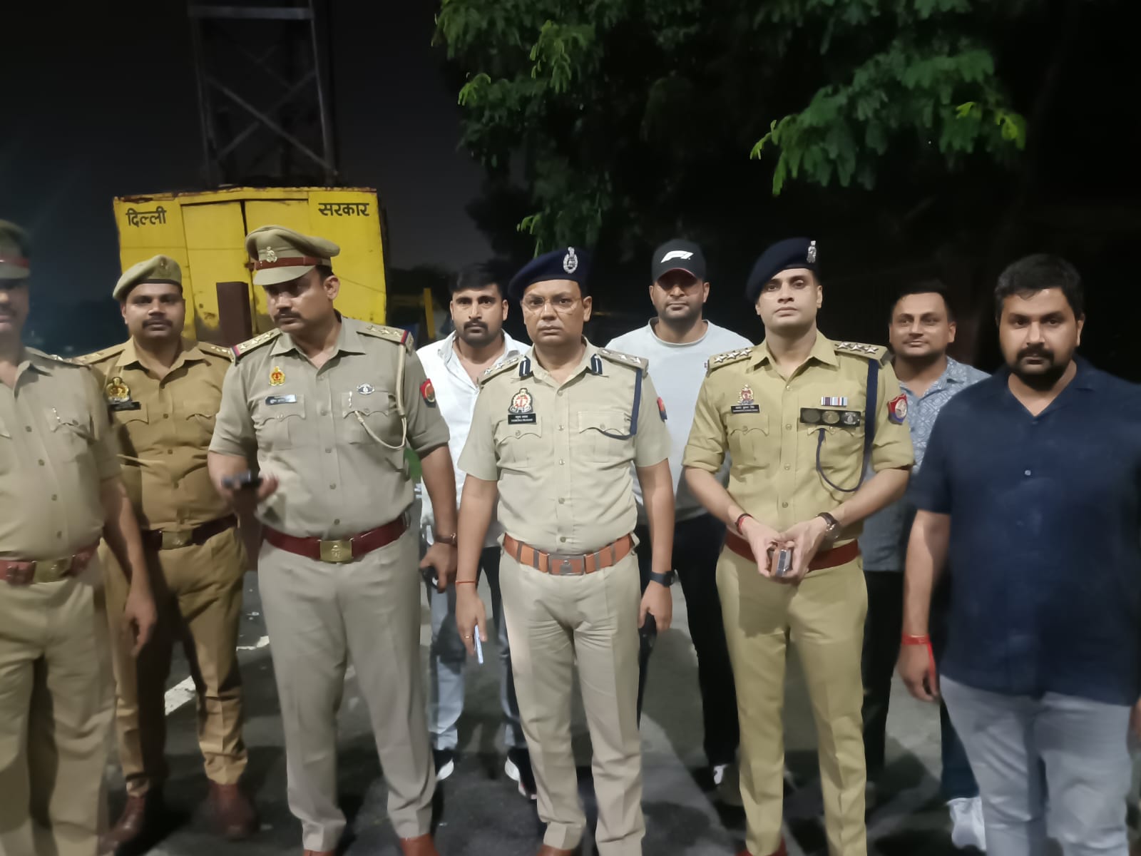 नोएडा में पुलिस और 25 हजार के इनामी बदमाश के बीच मुठभेड़, एक घायल, दूसरा फरार