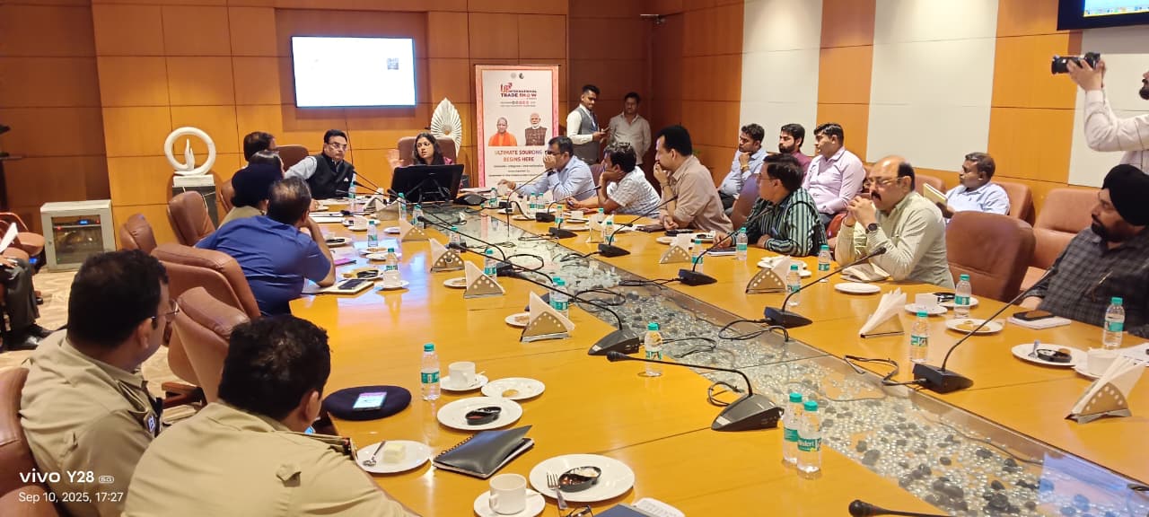 नोएडा: यूपी इंटरनेशनल ट्रेड शो-2025 की तैयारियों पर जिलाधिकारी मेधा रूपम की समीक्षा बैठक