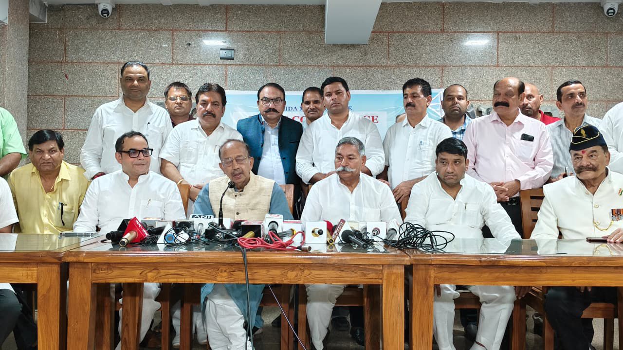 नोएडा: आवारा कुत्तों पर यूपी सरकार का सर्कुलर सुप्रीम कोर्ट के आदेशों का उल्लंघन: विजय गोयल, पूर्व केंद्रीय मंत्री