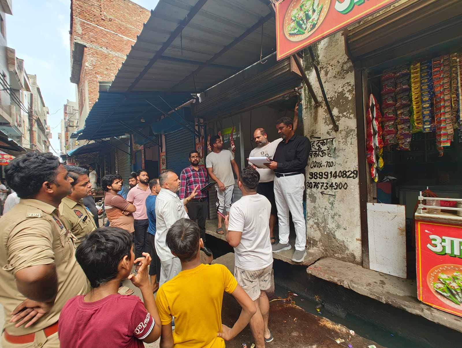 गौतमबुद्धनगर में मिलावट के खिलाफ खाद्य व आपूर्ति विभाग की ताबड़तोड़ कार्रवाई, दुकानदार दुकान बंद करके भागे, कई दुकानें बिना लाइसेंस के मिली, बन्द कराई गई
