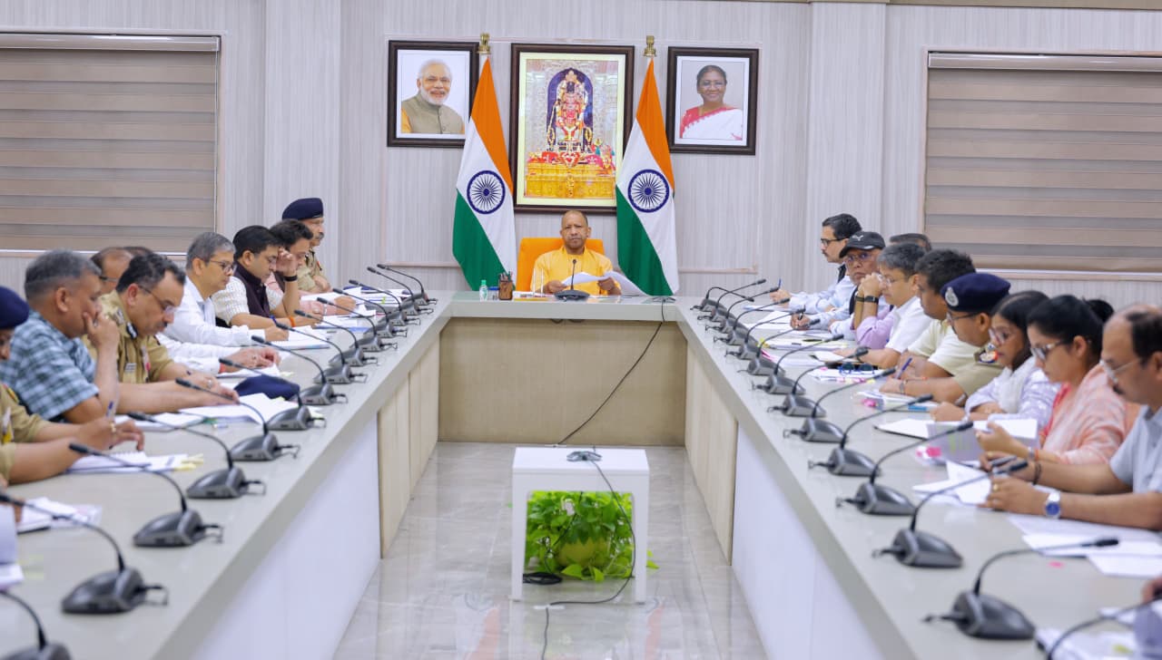 त्योहारों पर खुशी-शांति, महिलाओं की सुरक्षा पर फोकस: सीएम योगी की मीटिंग में बड़े निर्देश