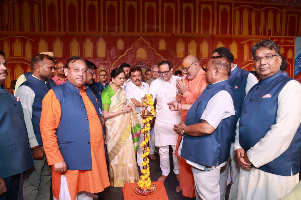 नोएडा में रामलीला का भव्य मंचन: ताड़का वध से लेकर सीता-राम मिलन तक की लीलाओं ने मोहा मन