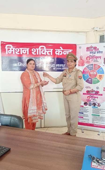 ग्रेटर नोएडा पुलिस ने ढूंढा ढाई लाख का मंगलसूत्र, सीसीटीवी और त्वरित कार्रवाई ने लौटाई महिला के चेहरे की मुस्कान
