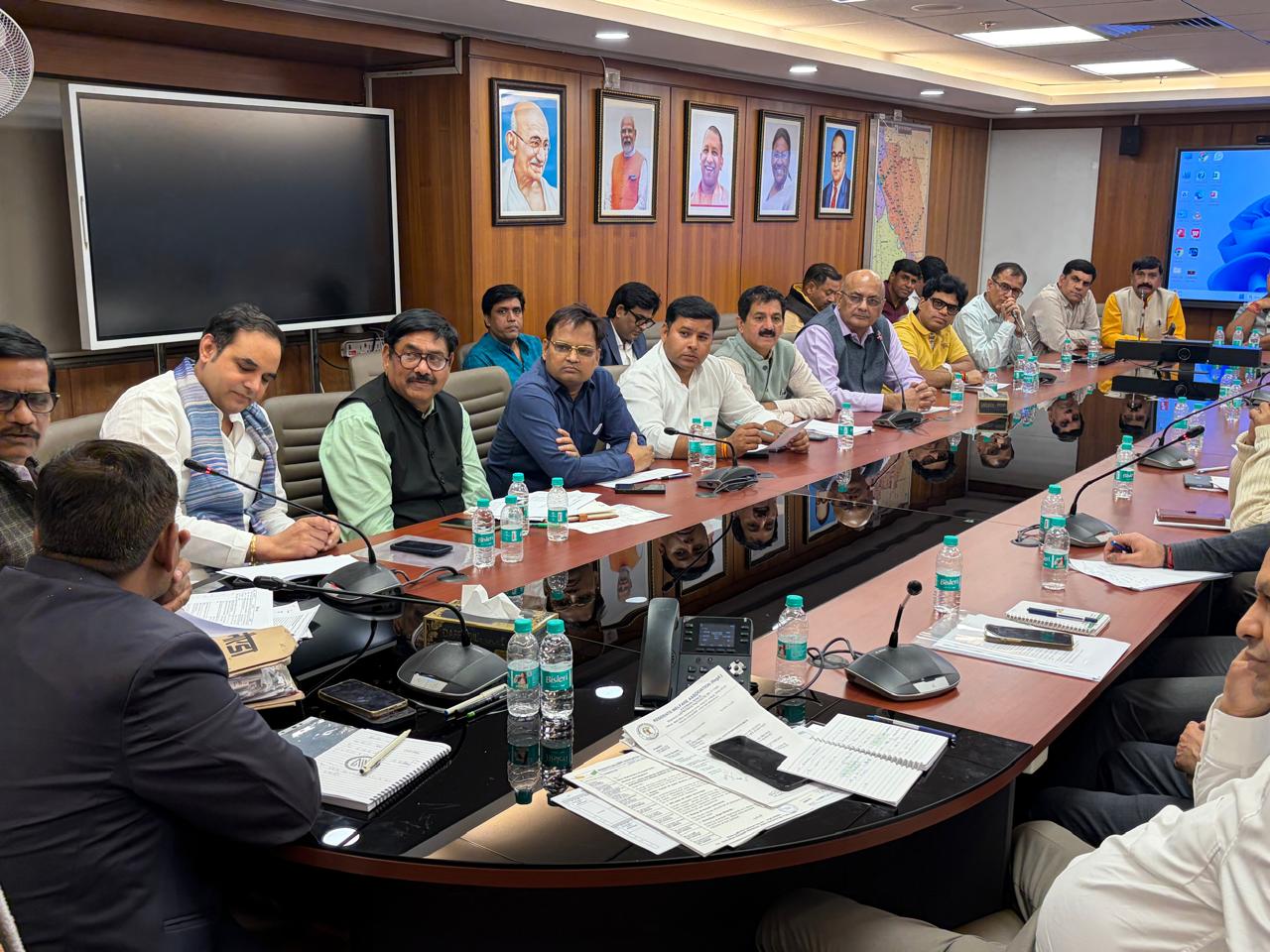 नोएडा प्राधिकरण के अधिकारियों के साथ फोनरवा की महत्वपूर्ण बैठक संपन्न, लंबित कार्यों पर तेजी से कार्रवाई का आश्वासन