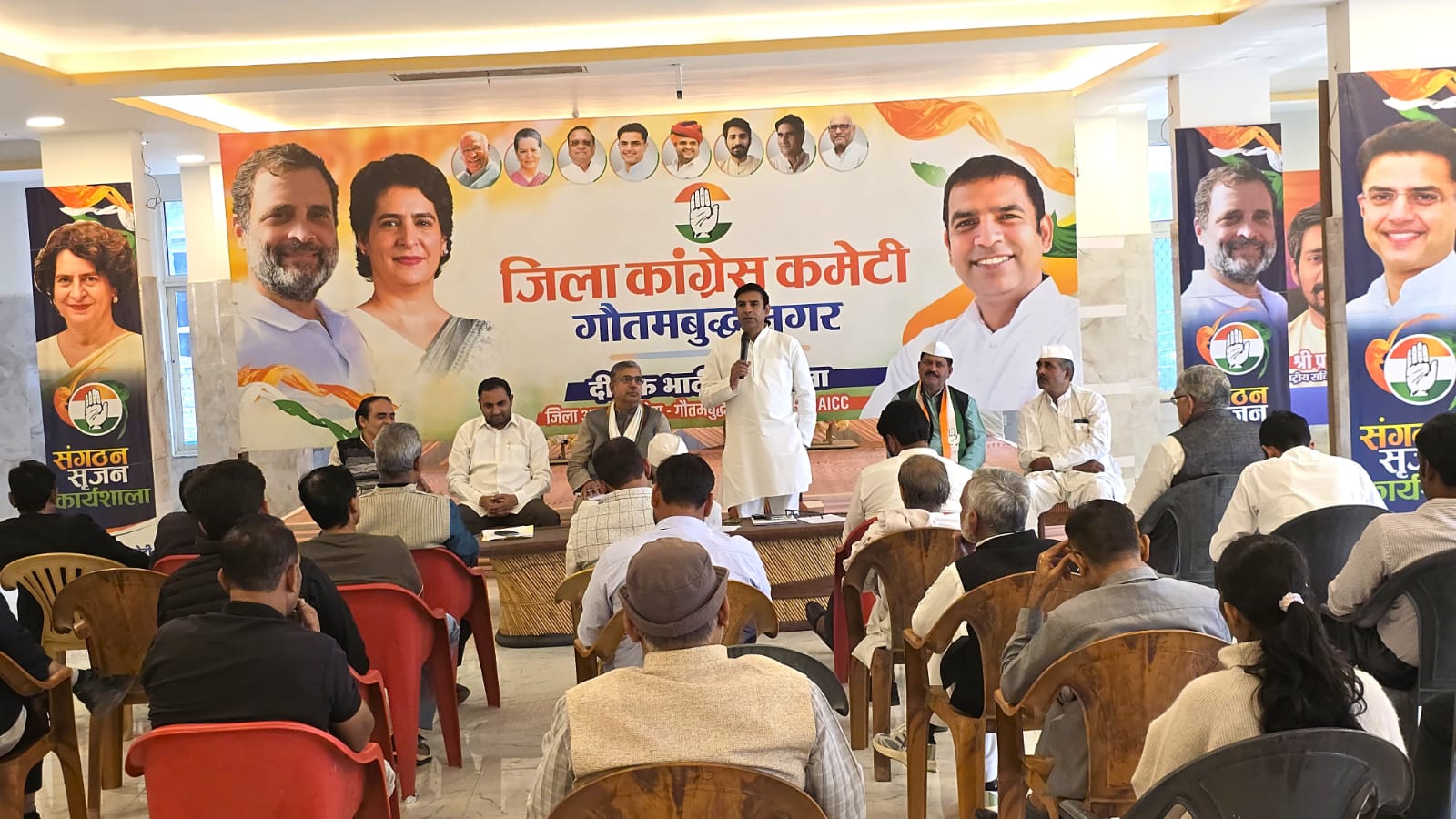 गौतमबुद्ध नगर: नेहरू जयंती पर कांग्रेस कार्यालय में पुष्पांजलि, पंचायत चुनाव व एसआईआर अभियान पर जिला कार्यकारिणी बैठक