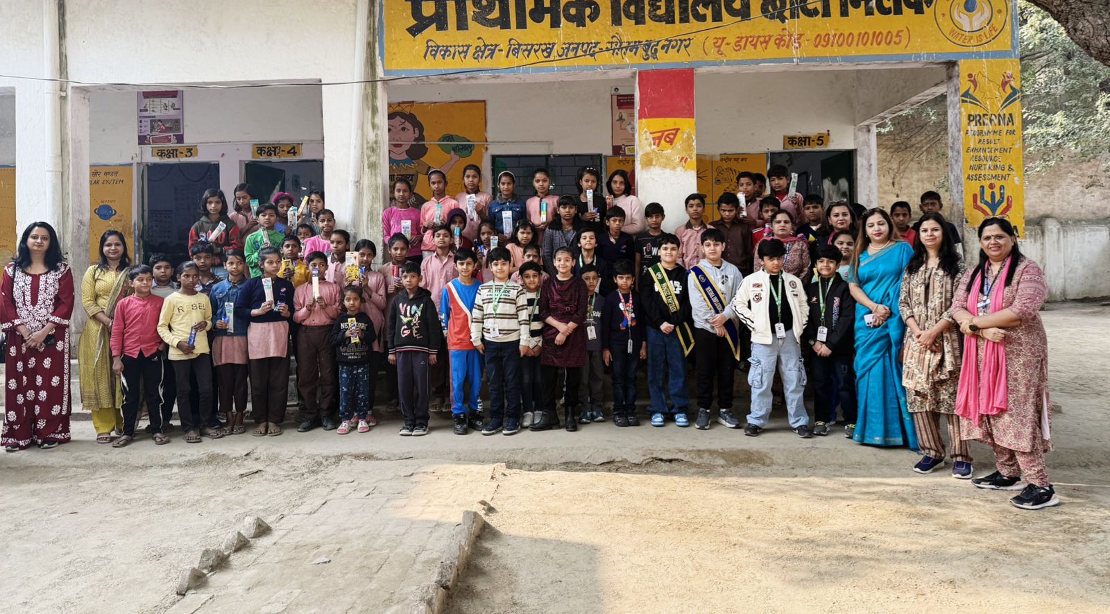 ग्रेटर नोएडा: छोटी मिलक गांव के प्राथमिक स्कूल में एथोमार्ट ट्रस्ट व बीएलएस स्कूल ने मनाया बाल दिवस