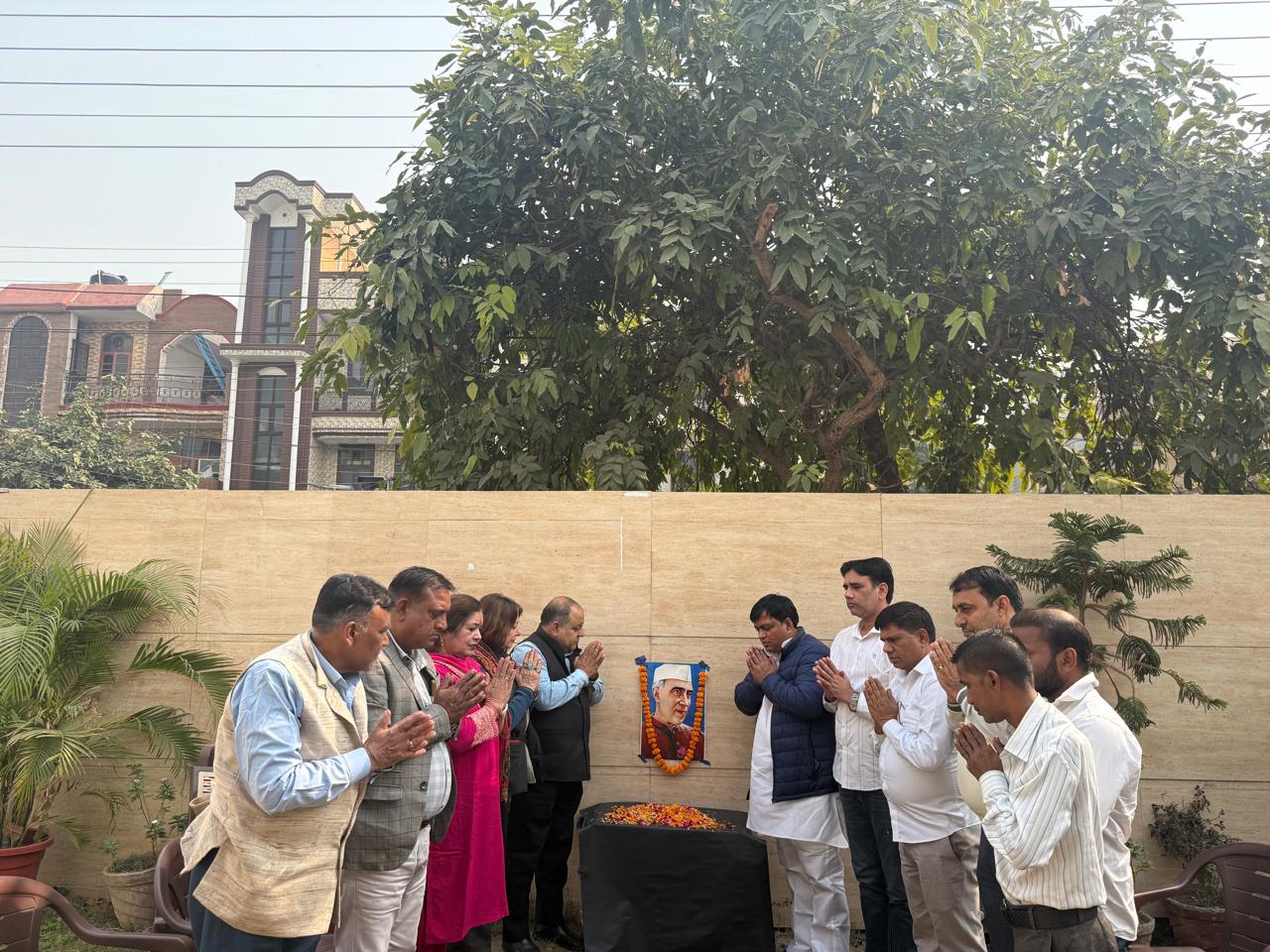 नोएडा: महानगर कांग्रेस ने सेक्टर-52 कार्यालय में मनाई नेहरू जयंती