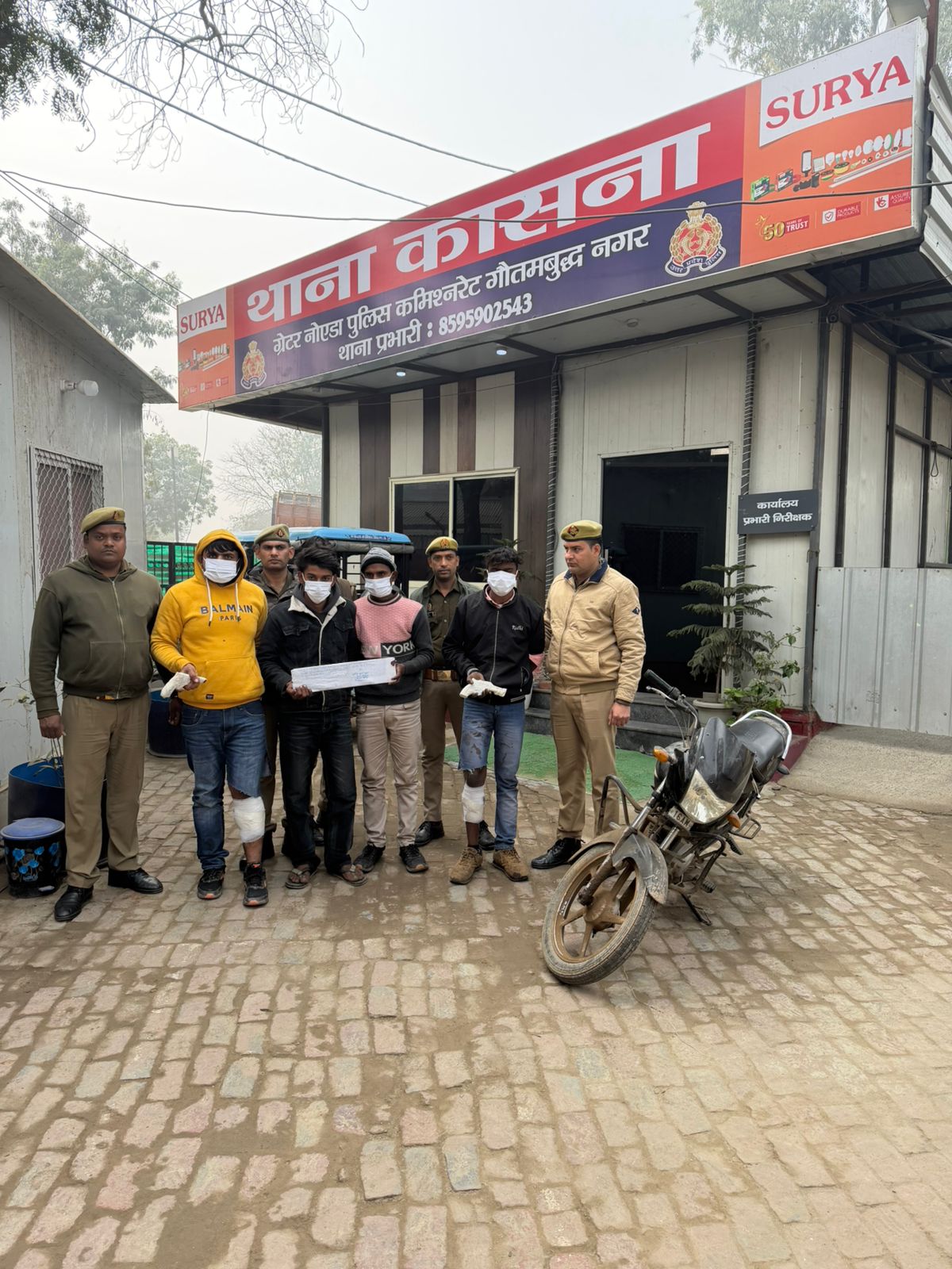 ग्रेटर नोएडा: कार लूट की वारदात का खुलासा, पुलिस मुठभेड़ में दो बदमाश गिरफ्तार, लूटी हुई कार व हथियार बरामद