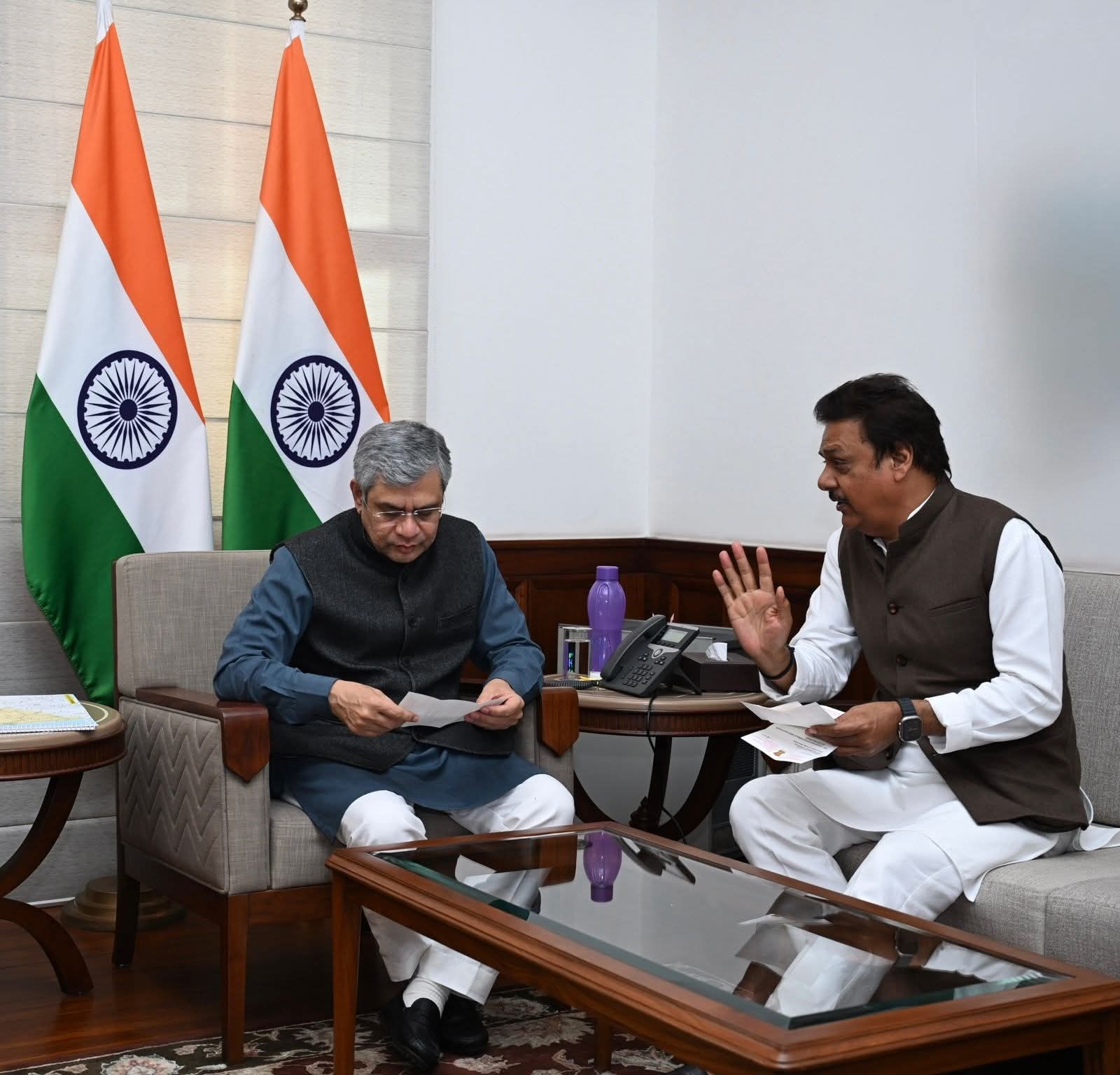 राज्यसभा सांसद सुरेंद्र सिंह नागर ने रेल मंत्री अश्विनी वैष्णव के सामने गौतमबुद्ध नगर में प्रमुख रेल परियोजनाओं की मांग रखी