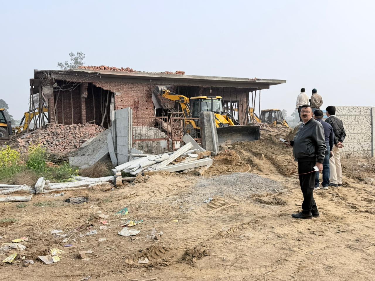 ब्रेकिंग न्यूज़: यमुना एक्सप्रेसवे प्राधिकरण की बड़ी कार्रवाई: 1 लाख 750 वर्ग मीटर अवैध निर्माण ध्वस्त, 400 करोड़ की भूमि से कब्जा हटाया