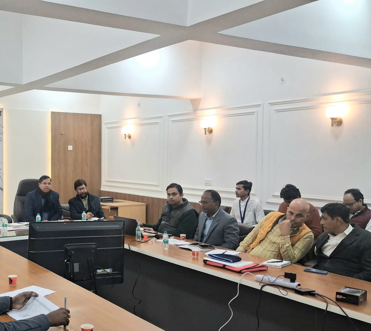 गौतमबुद्ध नगर: जिला स्वास्थ्य समिति की समीक्षा बैठक: ओपीडी, टेली कंसल्टेशन और टीकाकरण में सुधार के सख्त निर्देश