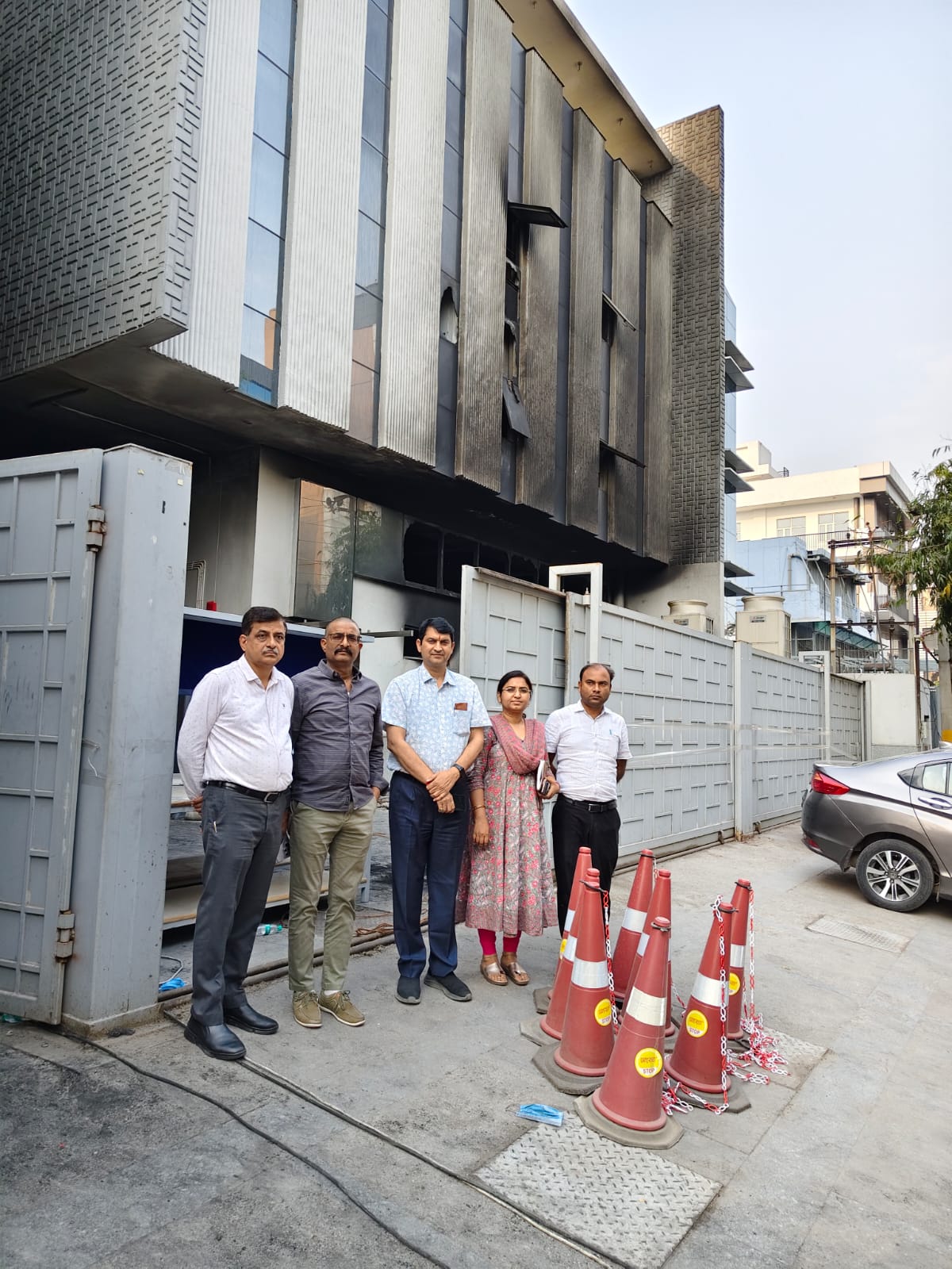 नोएडा के कैपिटल पावर सिस्टम्स कारखाने में भयानक आग: एक कर्मचारी की मौत, 36 घायल – अब फैक्ट्री में उत्पादन पर तत्काल रोक, कड़ी कार्रवाई की सिफारिश