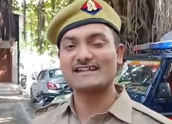 मोटिवेशनल स्टोरी- सिपाही से पीसीएस अफसर बने आशीष शुक्ला की मोटिवेशनल स्टोरी: खाकी से सफेद वर्दी तक का सफर – इरादों की जीत