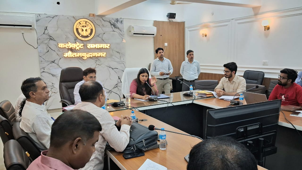 गौतमबुद्धनगर: जिला सड़क सुरक्षा समिति की बैठक में कई बड़े अफसर नदारद, डीएम हुई नाराज