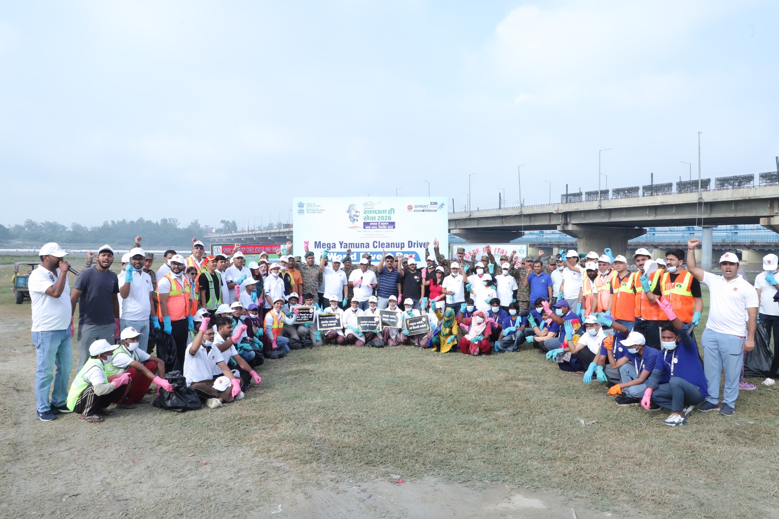 खास खबर: यमुना में युवा शक्ति घाट पर स्वच्छता अभियान, 500 लोगों ने एकत्र किया 12 हजार किलो कचरा